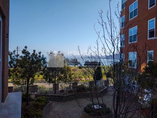 Building Photo - 401 Crescent Ct