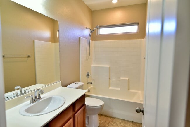 Building Photo - Beautiful 3 Bedroom Henderson Home!