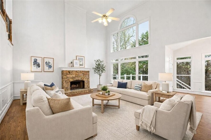 Building Photo - 1158 Queensgate Dr SE