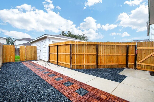 Building Photo - 3-Bedroom Townhouse with Open Floor Plan and Spacious Backyard Near Lackland AFB