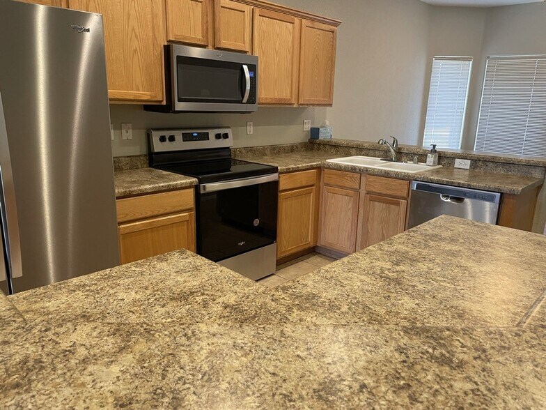 Building Photo - 14627 W Crocus Dr