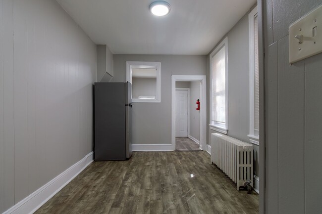 Building Photo - 3 bedroom, 1 bathroom row home located in ...