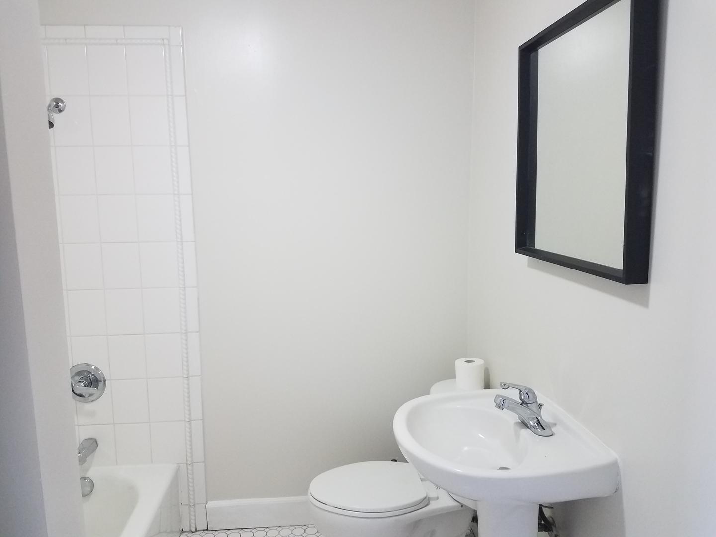 Building Photo - Large well located West Oakland condominium