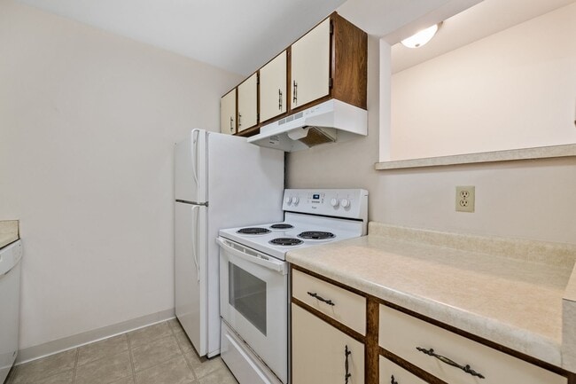 Building Photo - Upper 2 Bedroom 1.5 Bathroom Apartment  Available