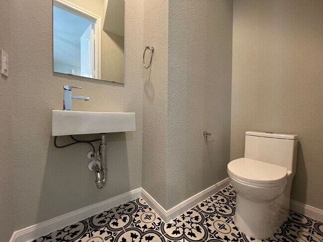 Building Photo - Introducing a stunning and impeccably main...