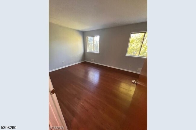 Building Photo - 736 William St