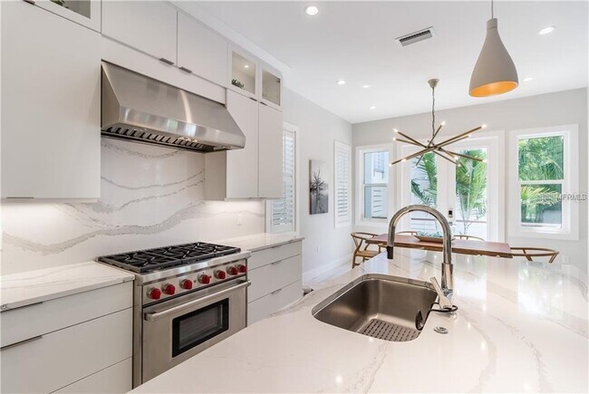 Building Photo - 580 Broadway St