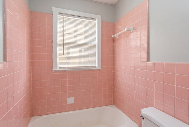 Building Photo - 352 Adams St