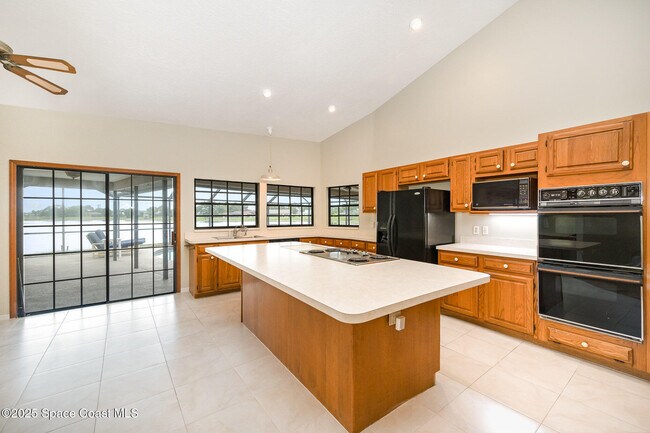 Building Photo - 441 Crystal Lake Dr