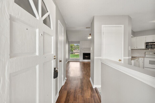 Building Photo - 2220 Spruce Dr