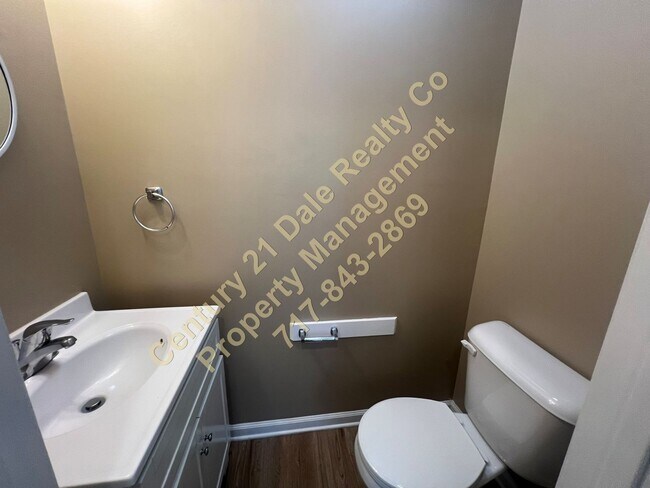 Building Photo - 210 Royal Dr