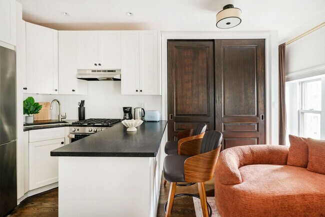 Building Photo - 10 5th Ave