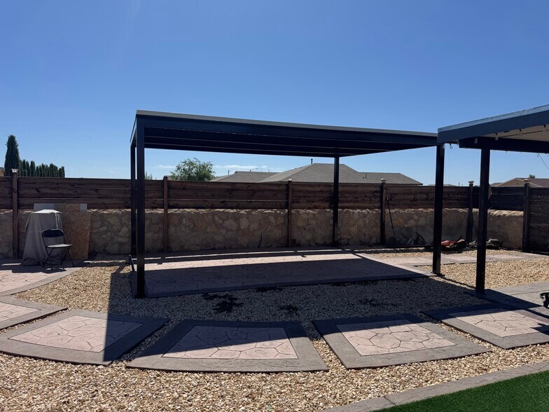 Building Photo - 14233 Escalera Dr