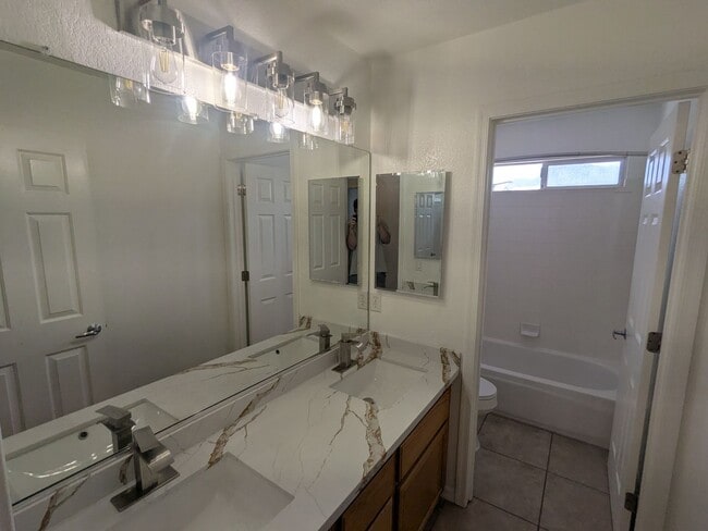 Building Photo - 1016 Royal Plum Ln