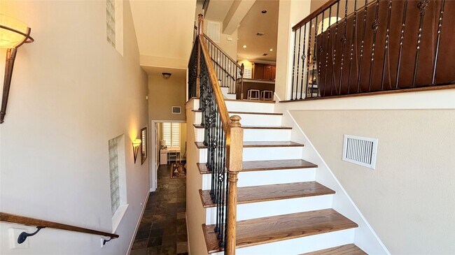 Building Photo - 1013 Gross St