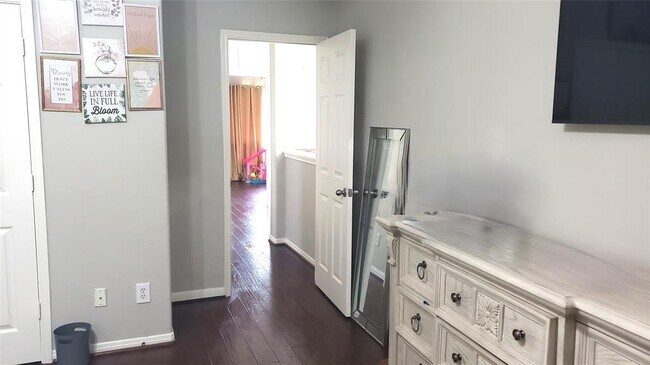 Building Photo - 1826 Pinewood Ct Dr