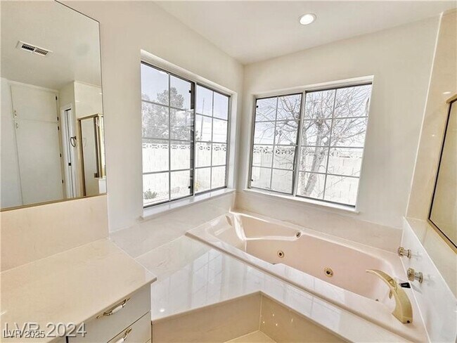 Building Photo - 401 Holcomb