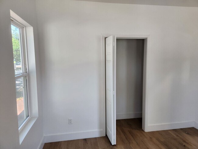 Building Photo - 422 W 42nd St