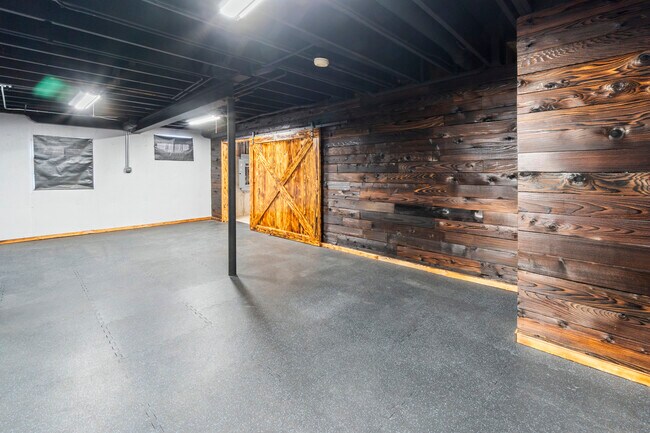 Building Photo - 2208 Crystal Cir