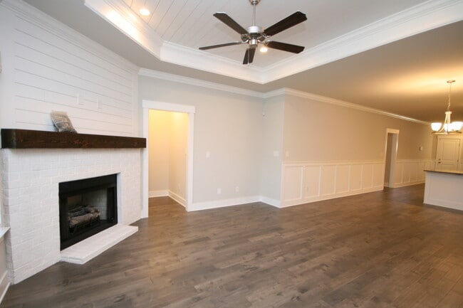 Building Photo - 707 Sluice Dr SW