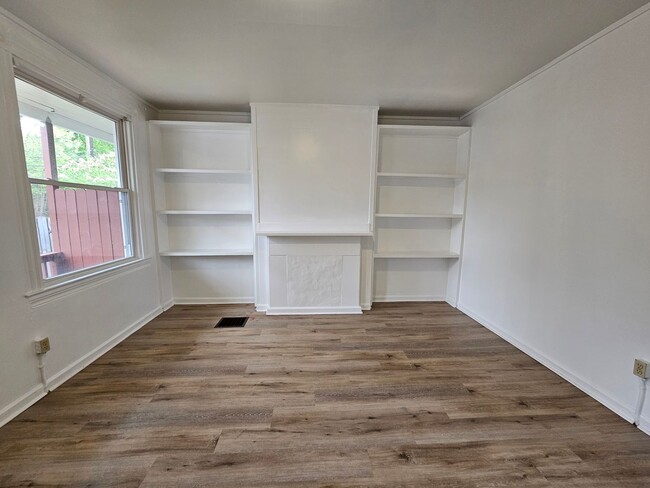 Primary Photo - Spacious 3 bedroom 1 bath townhouse for re...