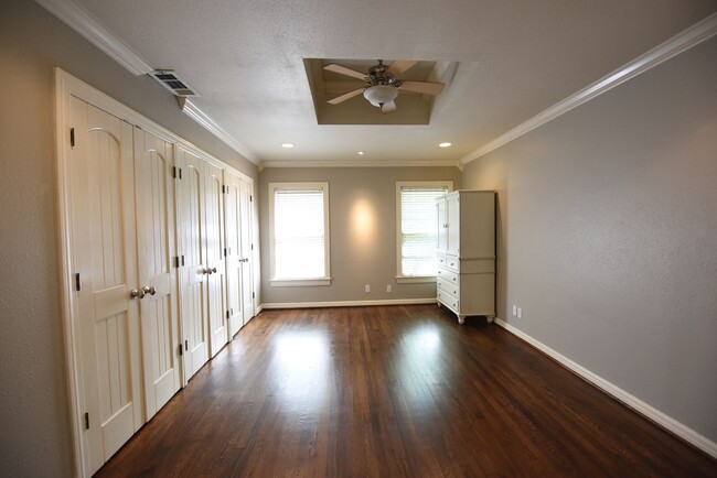 Building Photo - Walk to Inwood Village! Charming 3 bed 3 b...