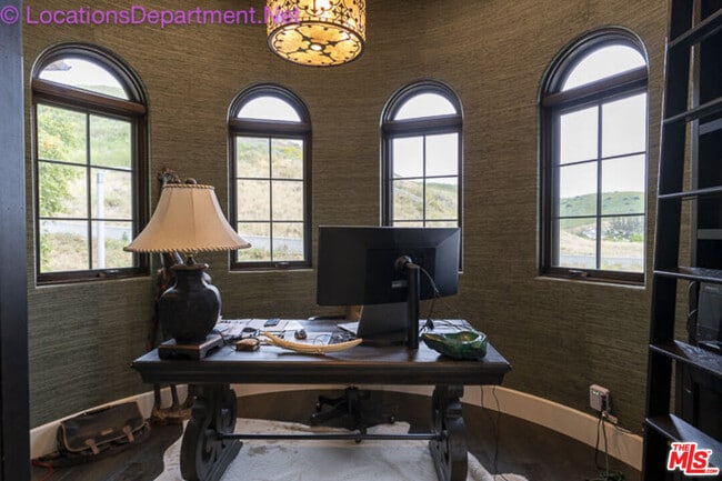 Building Photo - 5861 Ridgebrook Dr