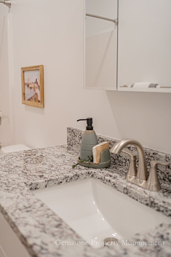 Building Photo - Darling 3 Bed 2.5 Bath Townhome located in...