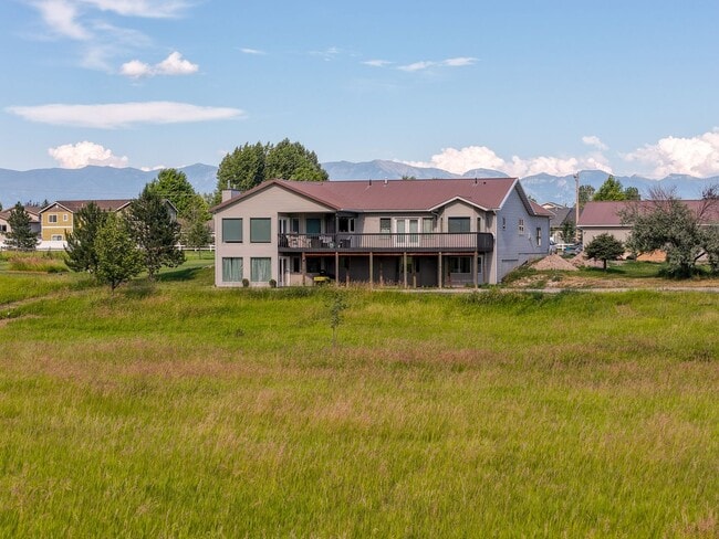 Building Photo - Spacious Furnished Home with Mountain Views and Room to Enjoy