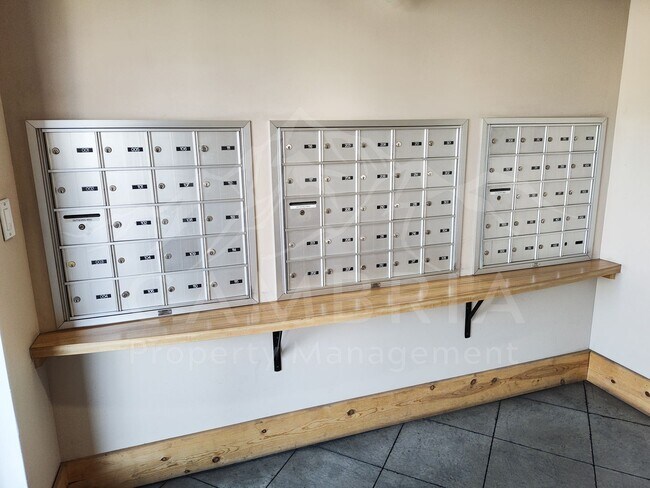 Building Photo - 4340 S Highland Dr