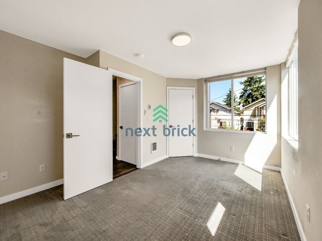 Building Photo - 2 Bed 2 Bath Spacious Townhome