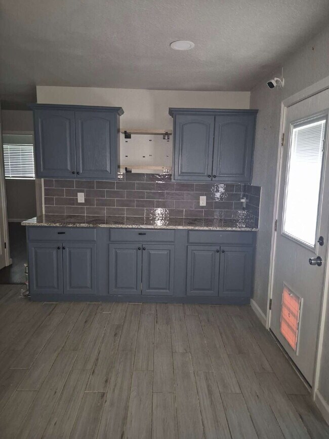 Building Photo - 3 bed/2 bath in Kirby