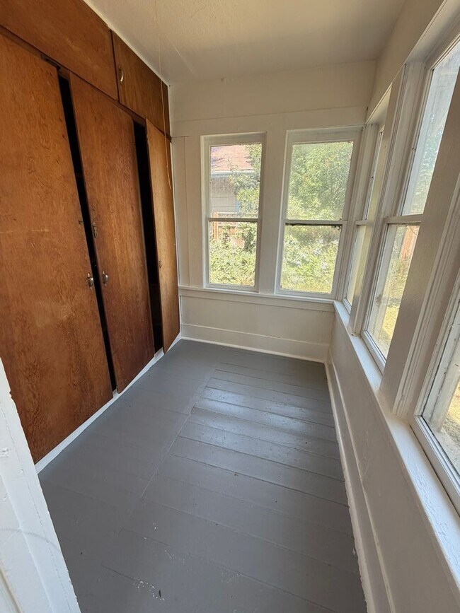 Building Photo - Newly Renovated 2 Bedroom, 1 Bathroom Home