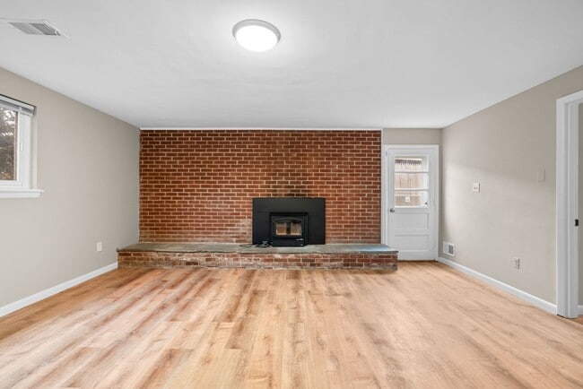 Building Photo - 4 Bed 3 Bath - Takoma Park Split Level - Move In Ready