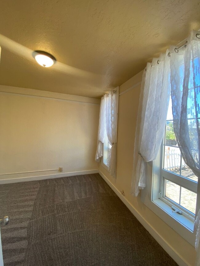 Building Photo - 2 bedroom, 1 bathroom house, fenced yard, ...