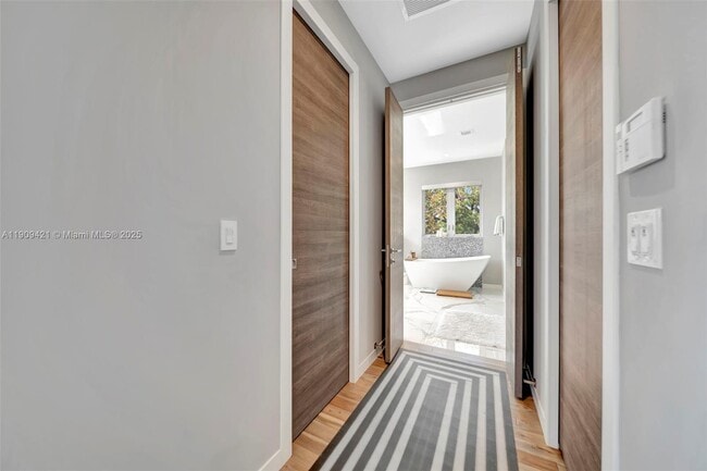 Building Photo - 544 N Victoria Park Rd