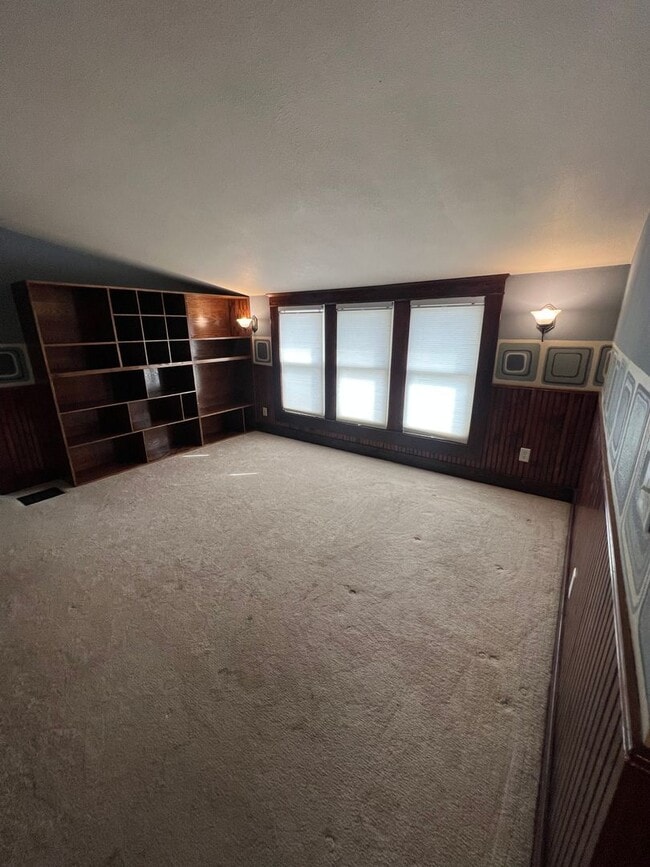 Building Photo - Spacious 4 Bedroom, 2 Bathroom Home