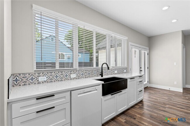 Building Photo - 2204 Magnolia Dr