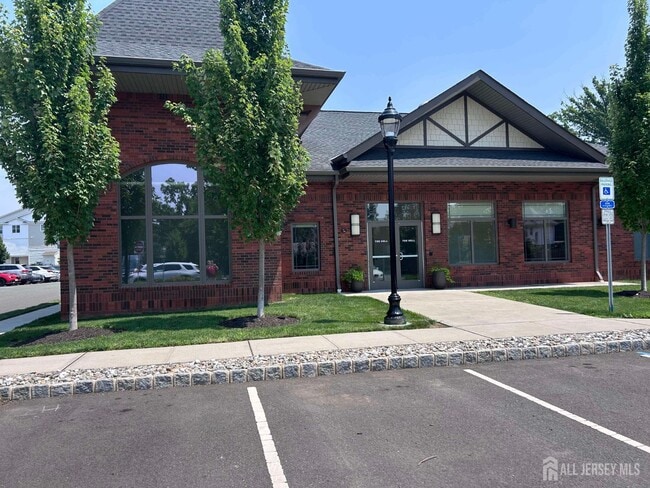 Building Photo - 735 Station Rd