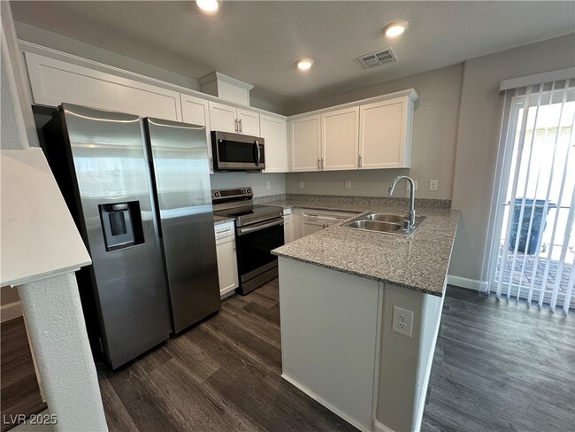 Building Photo - 2834 Champagne Gold Ave