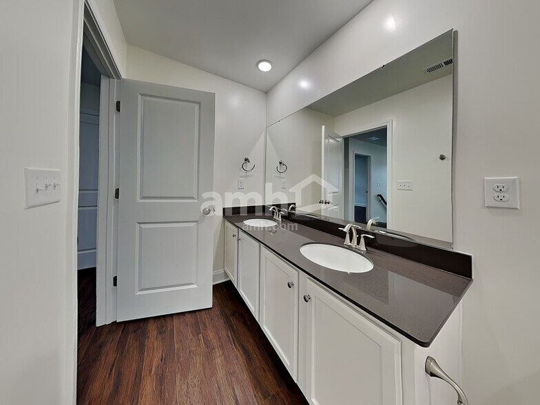 Building Photo - 15721 Thomas Rd