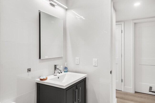 Building Photo - 1634 SW 4th Ave