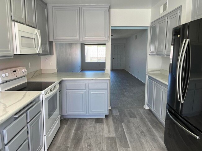 Building Photo - 47974 Oasis Ct