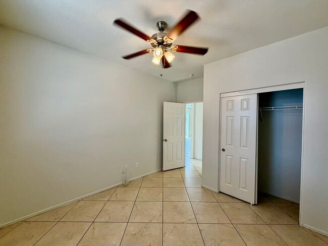 Building Photo - Beautiful 5 bedroom House