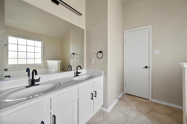 Building Photo - 812 Sierra Cir