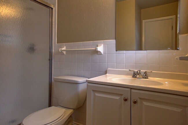 Building Photo - 4 bedroom 2 bath  single-family home in Co...