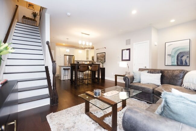 Building Photo - 609 Lakeview Ct