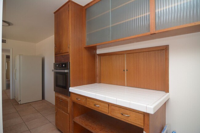 Building Photo - 6 Bedroom 3 Bath Home! Walking distance to University!