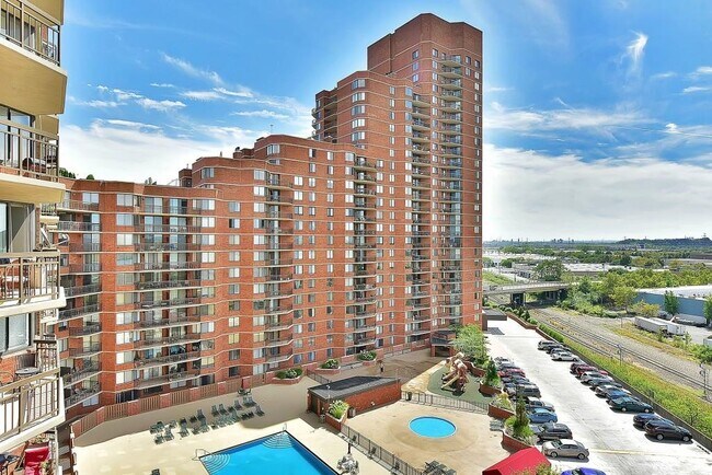 Building Photo - 336 Harmon Cove Tower