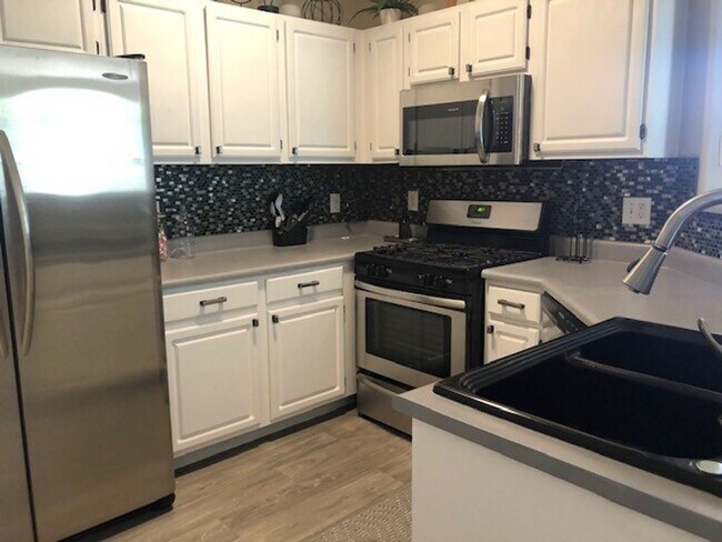 Building Photo - Great Condo, Convenient Location in a Gated Community